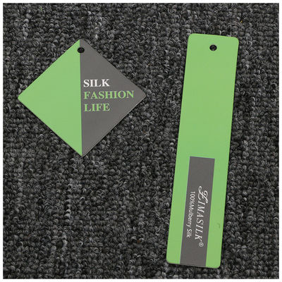 Het rechthoek In reliëf gemaakte Karton van Debossed Logo Recycled Hang Tag 300gsm