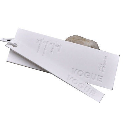 De in reliëf gemaakte Wasbare Douane Hang Tags For Clothing van pvc van Merkeco
