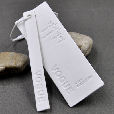 De in reliëf gemaakte Wasbare Douane Hang Tags For Clothing van pvc van Merkeco