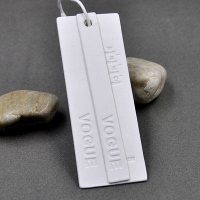 De in reliëf gemaakte Wasbare Douane Hang Tags For Clothing van pvc van Merkeco