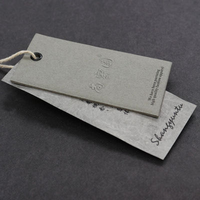 Het Document van het Debossedembleem 350g Kraftpapier Douane Hang Tags With String
